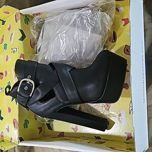 Lemon Drop Shoes platform heel black buckle strap. NEVER WORN